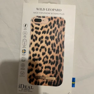 Wild Leopard Case for iPhone 8/7/6/6S Plus - Snyggt och skyddande mobilskal med leopardmönster från iDeal of Sweden, passar iPhone 8/7/6/6S Plus. Slim design, lätt vikt och stöd för trådlös laddning. Skalet är nytt i originalförpackning och har inga synliga defekter.