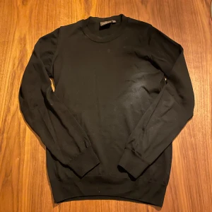 Svart tröja från Oscar Jacobson - Säljer en stilren svart tröja från Oscar Jacobson. Tröjan är av modellen Custer roundneck. Tröjan är i fint skick. Nypris 1499. Säljer då den är för liten.