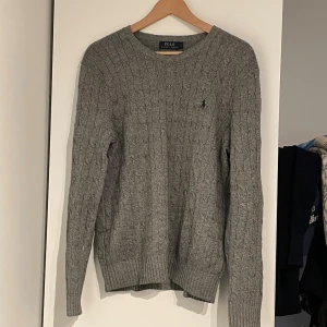 Grå stickad tröja Polo Ralph Lauren - Snygg grå stickad tröja från Polo Ralph Lauren i storlek S🔥Grönt märke på bröstet! Nypris: 1750kr