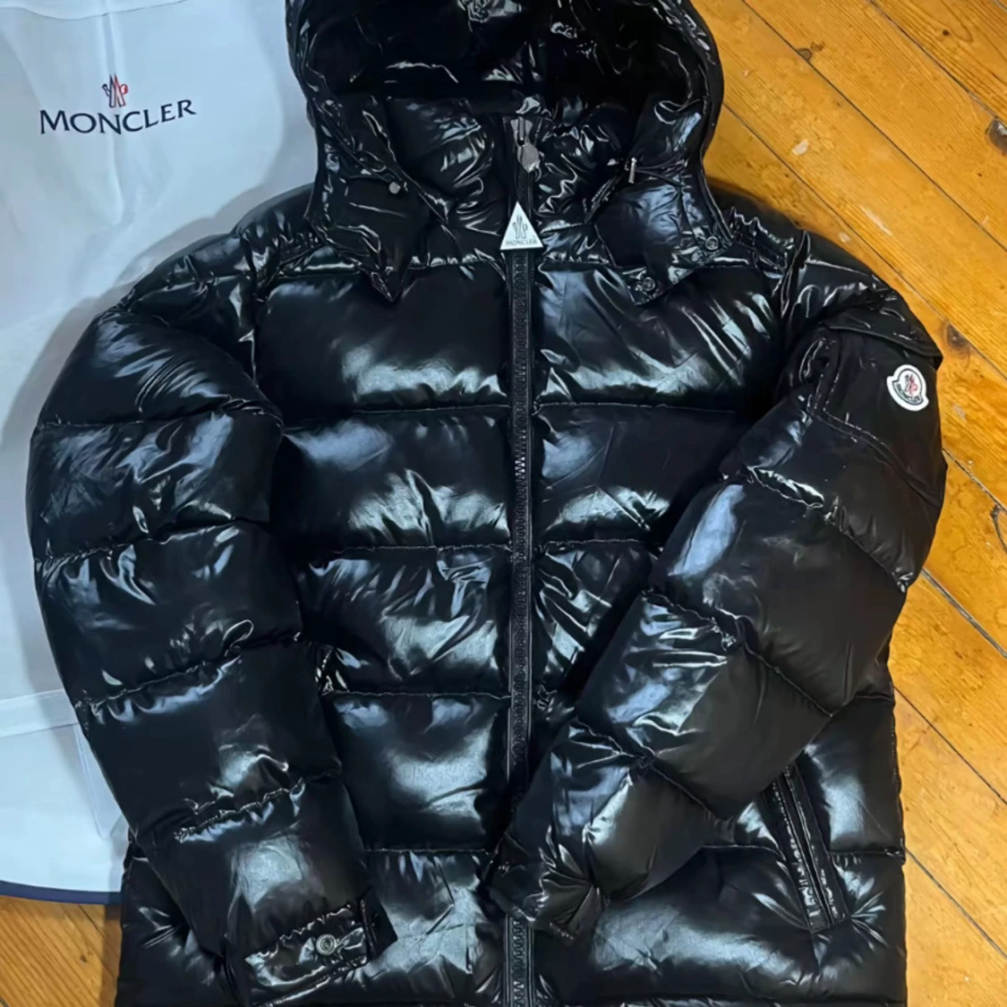 Svart Moncler pufferjacka med huva