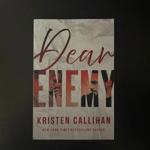 Dear Enemy - En modern roman med en lockande titel och stilren design. Perfekt för dig som gillar känslor, spänning och relationer. Skriven av en New York Times-bästsäljande författare – en bok som passar unga vuxna som vill ha något både romantiskt och dramatiskt.