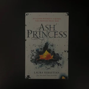Ash Princess - En spännande bok för dig som gillar fantasy och starka hjältinnor. Omslaget utstrålar mystik med aska och eld, och boken är en New York Times bestseller. Perfekt för unga vuxna som vill försvinna in i en värld av maktkamp och äventyr.