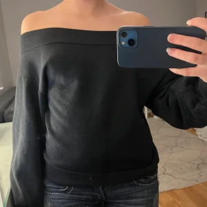 Off shoulder tröja   - Den är i hoodie material, bra skick men använd. Köpt från H&M i storlek XS!☺️