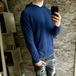 Oscar Jacobson Kashmirhoodie - Mycket fint skick, lite nopprig bara. Storlek L sitter typ L/M,  passar dig som är mellan 178-188cm ungefär. Nypris ca 2000kr. 90% ull, 10% kashmir. Modellen är 185 cm, 79 kg. Passar bra nu till vintern. Skriv för mer information!🤝