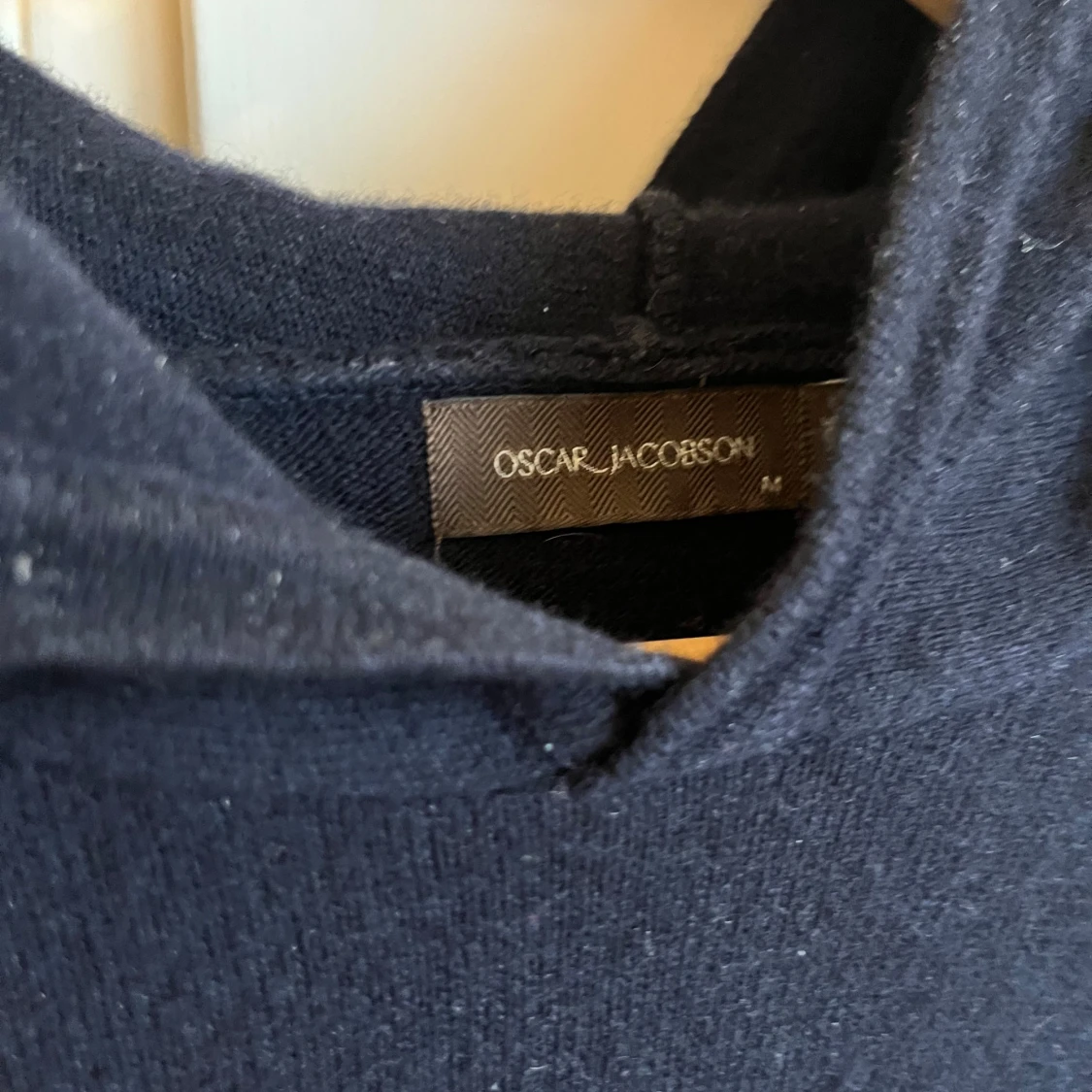 Mörkblå hoodie i kashmir från Oscar Jacobson - 1