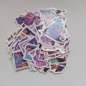 55st K-Pop Demon Hunters klistermärken  - Storpack med 55st trendiga motiv. Vattentåliga  klistermärken som inte bleknar. Lätt att av, inga rester. (643)