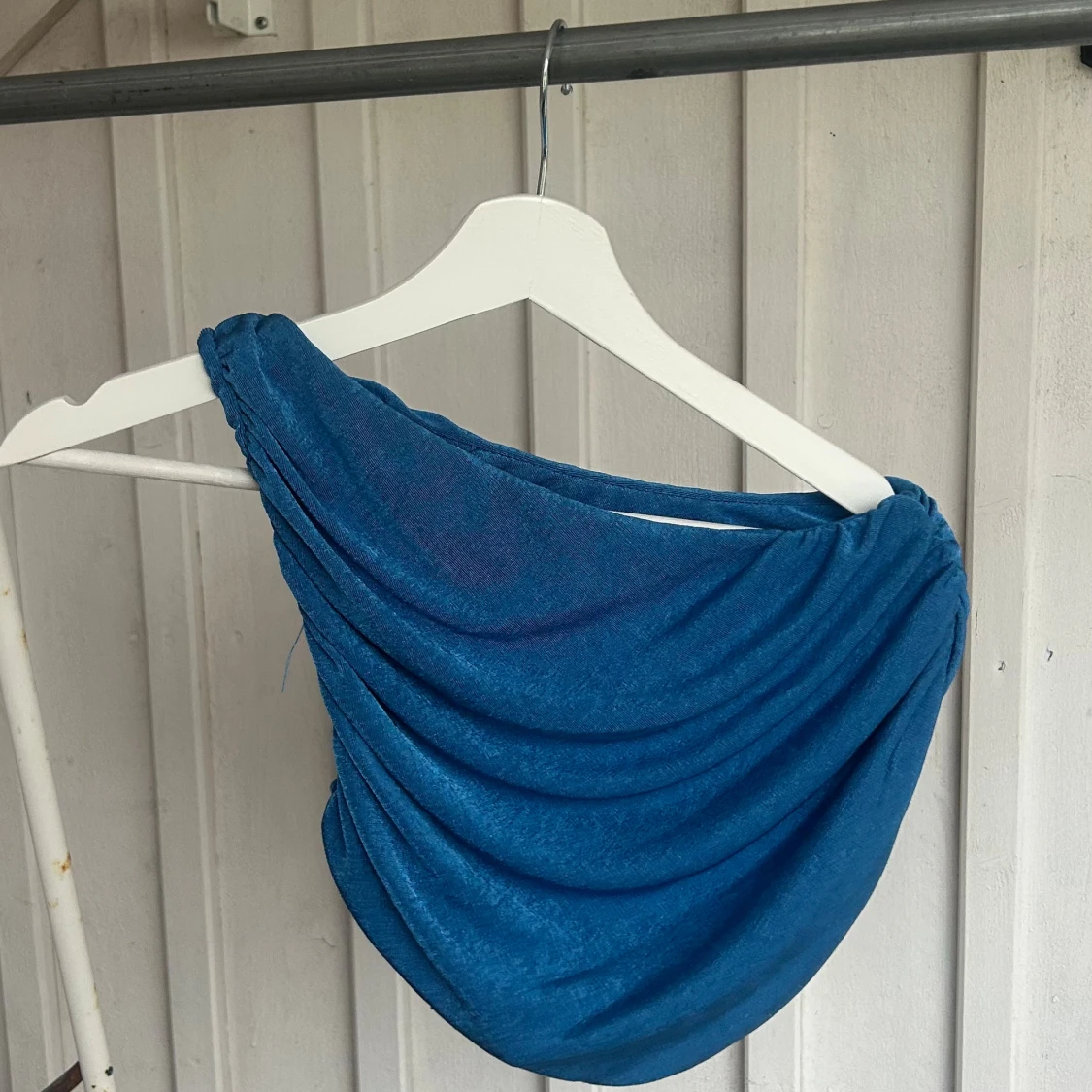 Blå one-shoulder topp