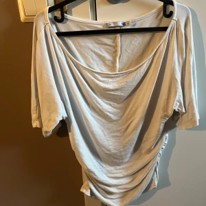 Off shoulder tröja  - Knappt använd 