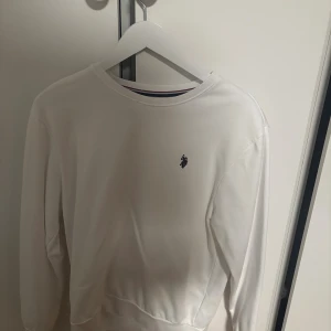 Vit Polo assassin crewneck - Najs vit crewneck bara växt ur den
