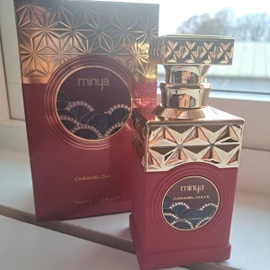 Minya Caramel Dulce Eau de Parfum - Minya Caramel Dulce från Paris Corner har en lyxig design och sticker ut i samlingen. Ingredienser som alkohol denat, limonene och benzyl finns med. Perfekt för dig som vill ha något unikt och snyggt på hyllan.