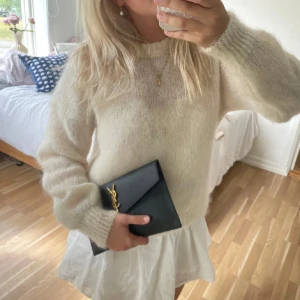 Stickad tröja  - Sååå fin tröja som är så varm och gosig nu i höst och vinter🥰 Tror det är ren mohair. Sticks inte!! Bilderna är från hon jag köpte av så skriv för egna💕