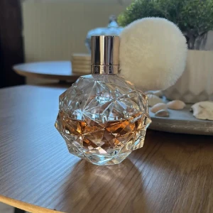 Ariana Grande parfym 100 ml - Snygg Ariana Grande parfym med unik design och fluffig detalj. Flaskan rymmer 100 ml och är tillverkad i Frankrike. Perfekt för dig som vill ha något extra på hyllan. 60-70 ml kvar. 