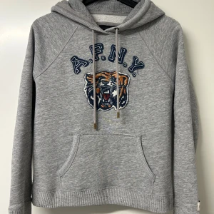 Abercombie & fitch hoodie  - Hoodie från abercombie&fitch i fint skick. Storlek M men sitter som S/XS, kan lösa bild på hur den sitter på mig. Kolla även mina andra annonser på Abercombie & fitch, Ralph lauren mm! 