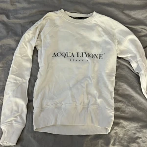 Vit Acqua Limone sweatshirt XS - Vit sweatshirt från Acqua Limone. Tröjan har rund hals, långa ärmar och ribbade muddar. Har en liten, liten fläck fram men inget man tänker på (se sista bilden)