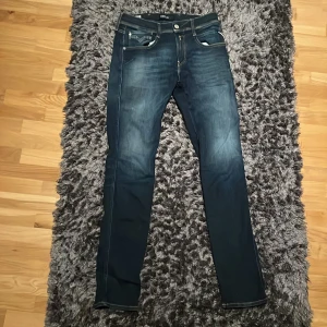 Replay Anbass jeans mörkblå 29/32 - Snygga Replay Anbass jeans i mörkblå färg som är slim fit. Jeansen är knappast använda och är riktigt fina. Priset är inte hugget i sten, hör gärna av er vid funderingar✌️