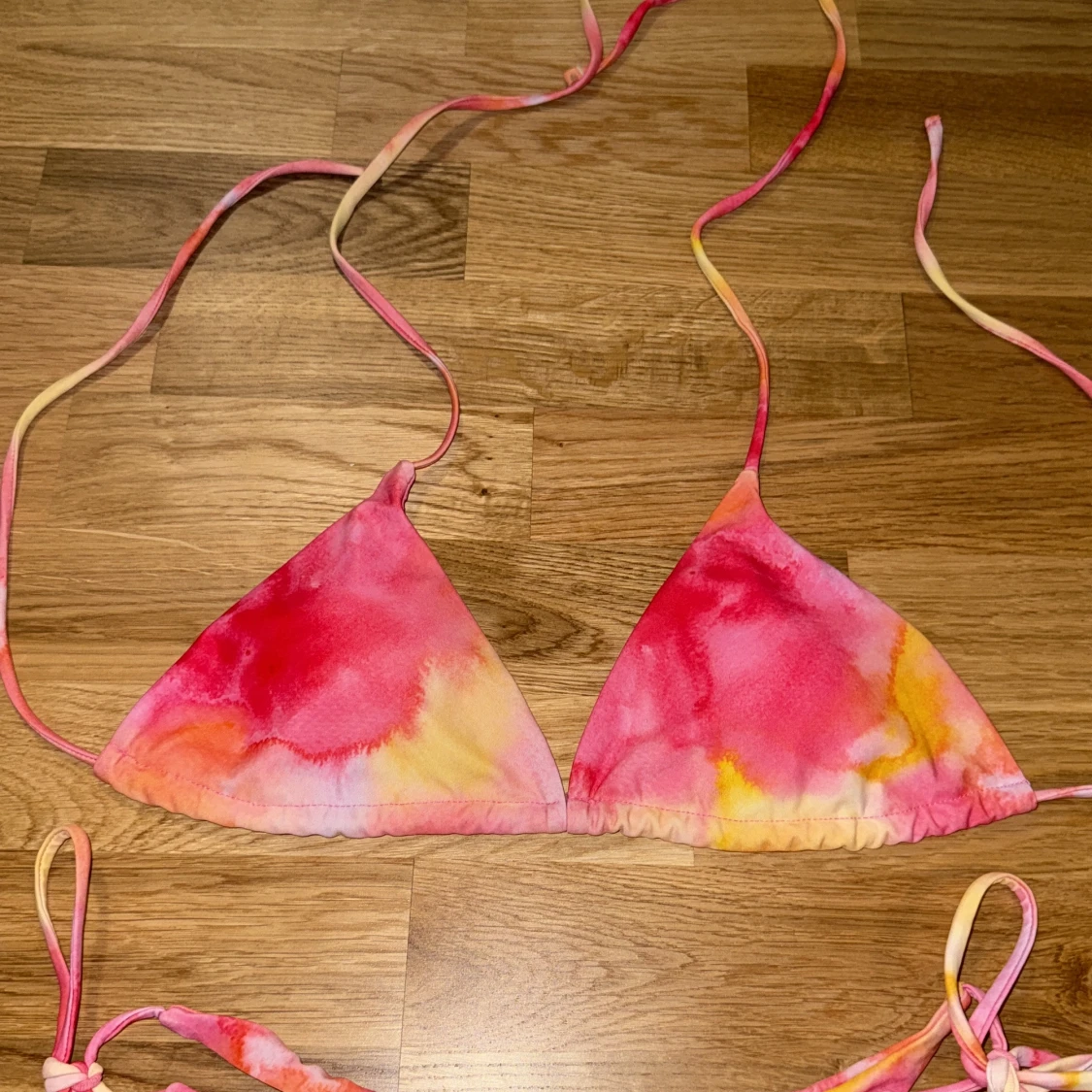 Färgglad bikini med knytband - 1