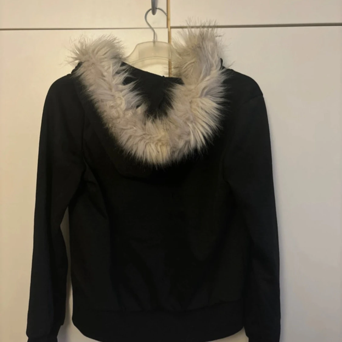 Svart hoodie med päls - 1