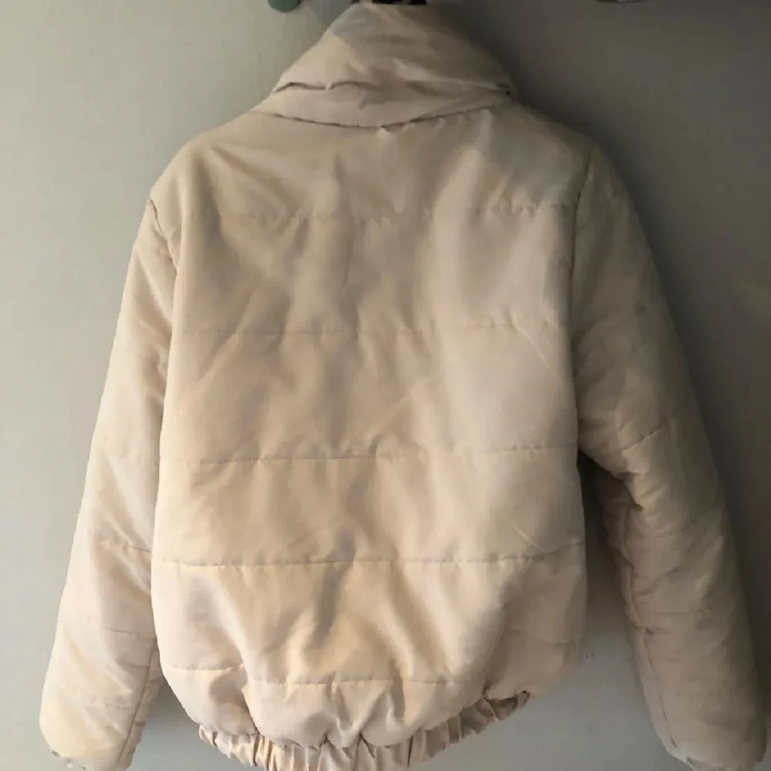 Beige pufferjacka från Boohoo - 1