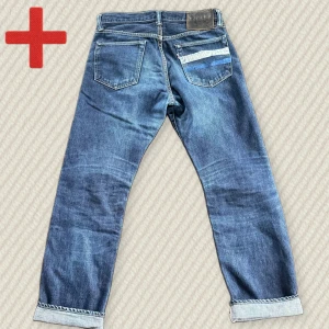 Limited Edition Momotaro Selvedge Jeans  - Ett par riktigt sjuka Limited Edition Momotaro Selvedge jeans med unika stripes på bakre högerfickan. Otroligt sällsynta och riktigt snygga. Ungefär storlek 30/30. Passar straight (se mått nedan). Skriv om du har frågor!  Mått: Midja – 41 cm, Innersöm – 77,5 cm, Yttersöm – 101,5 cm, Lår – 30 cm, Benöppning – 20 cm.