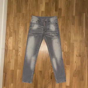 Grå Dsquared2 jeans (W32) - Säljer ett par grå jeans från DSQ2. Klassisk femficksmodell med smal passform. Jeansens storlek är W32. De är för små för mig.
