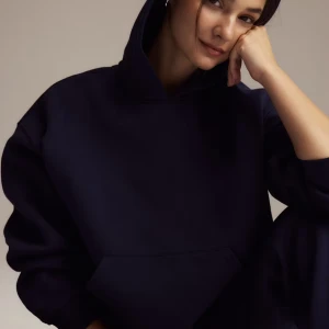 Mörkblå oversized hoodie - Säljer en mörkblå hoodie med huva och stor magficka. Tröjan har en oversized passform och långa ärmar med ribbade muddar. Perfekt för dig som gillar en chill och avslappnad stil.