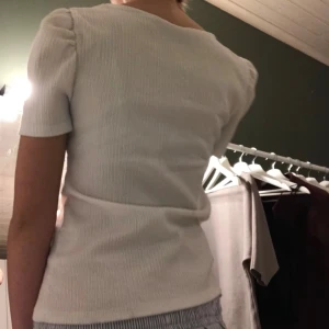 Vitt T-shirt  - Säljer denna snygga vita t-shirt på grund av att den inte kommer till användning längre! Går att klä upp och ha till vardags. Storlek S.