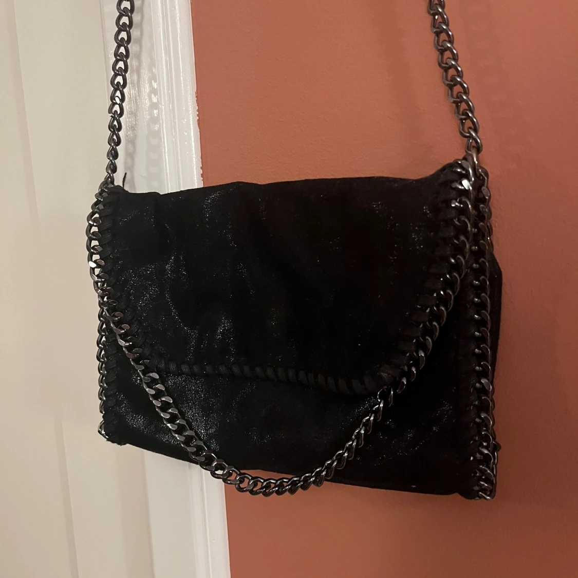 Svart axelväska med kedja