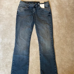 Blå jeans Valerie från LTB, bootcut - Säljer dessa helt nya low waist bootcut jeansen (lappen är kvar!) från LTB. 