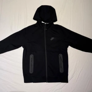 Nike tech fleece  - Svart Nike tech fleece i ny skick. Inga defekter, säljer då den inte passade mig. Storlek M. 