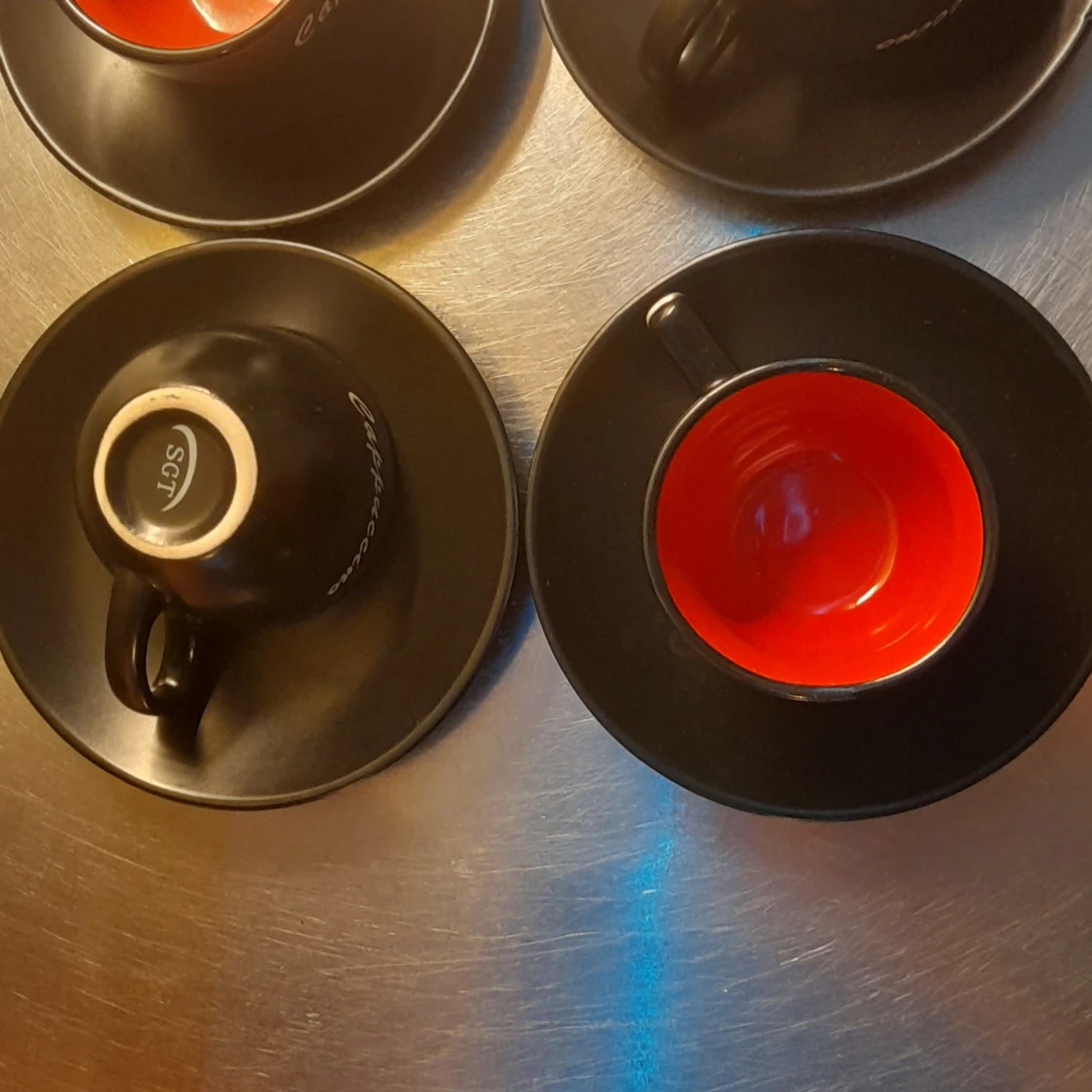 > 6 koppar med fatSvart utsida och röd insida, i mycket fint skick. Passar perfekt för kaffe eller espresso.Pris: 300 kr Finns i Tensta