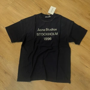 Acne studios tshirt - Köpte som julklapp till min kille men insåg att den inte kommer passa 🫶🏼 skriv gärna vid intresse!