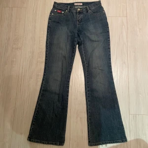 Bootcut jeans från MAPP Jeans Italy - Snygga mörkblå bootcut jeans från MAPP Jeans Italy med klassisk femficksdesign och cool broderad detalj på bakfickan. Jeansen är bootcut o low waist o väldigt bra pass form, säljer då dem är lite stora för mig. Midjan är 28 tum och längden på byxorna är 32 tum