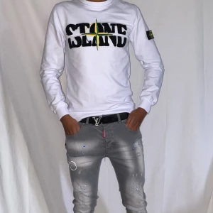 Stone Island tröja  strl XS vit  - Helt ny. Fin replika med grym kvalitét. Modellen är 175cm lång. Pris: 799kr. Först till kvarn som gäller. Skickas direkt inom 24h
