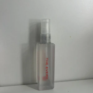 THE EVERY Renewal Hair Oil spray - Säljer en transparent sprayflaska med röd text från THE EVERY, innehållande Renewal Hair Oil.  Är helt oanvänd. Köpte men ångrade💕