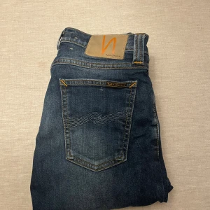 Mörkblå jeans från Nudie Jeans, 27/32 - | märke: Nudie Jeans | plagg: jeans | skick: 9/10 | storlek: W27 L32  | nypris: 1500kr | mitt pris: 399kr | färger: blå | pris kan diskuteras | hör av dig vid minsta fråga eller fundering // LeClosMatteo