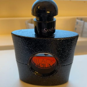 Yves Saint Laurent Black Opium parfym - Ikonisk Black Opium parfym från Yves Saint Laurent. Doftar gått men inte för mig längre. 2/3 kvar💗