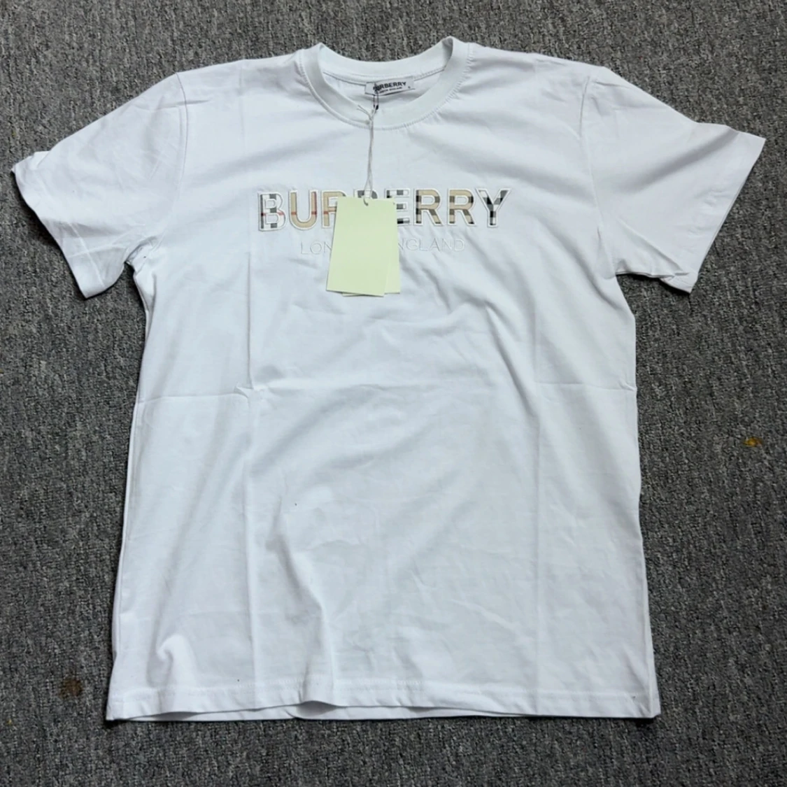 Vit Burberry t-shirt med broderad logga