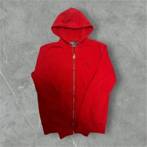 Ralph Lauren Zip Hoodie Röd - 📍Storlek:S  💪🏽Skick:Ny utan prislapp   📐Mått:Längd:62cm:Axelbredd:44cm  📎Material:84%Bomull:16%Polyester  📦Skickar alltid inom 24h  💸Köp fler plagg för att få billigare pris  ✅Äkthetsgaranti
