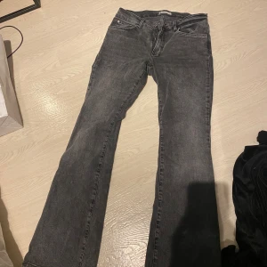 Gråa bootcut jeans  - Snygga gråa jeans från Gina tricot med bootcut passform och låg midja. Pris kan diskuteras!😊