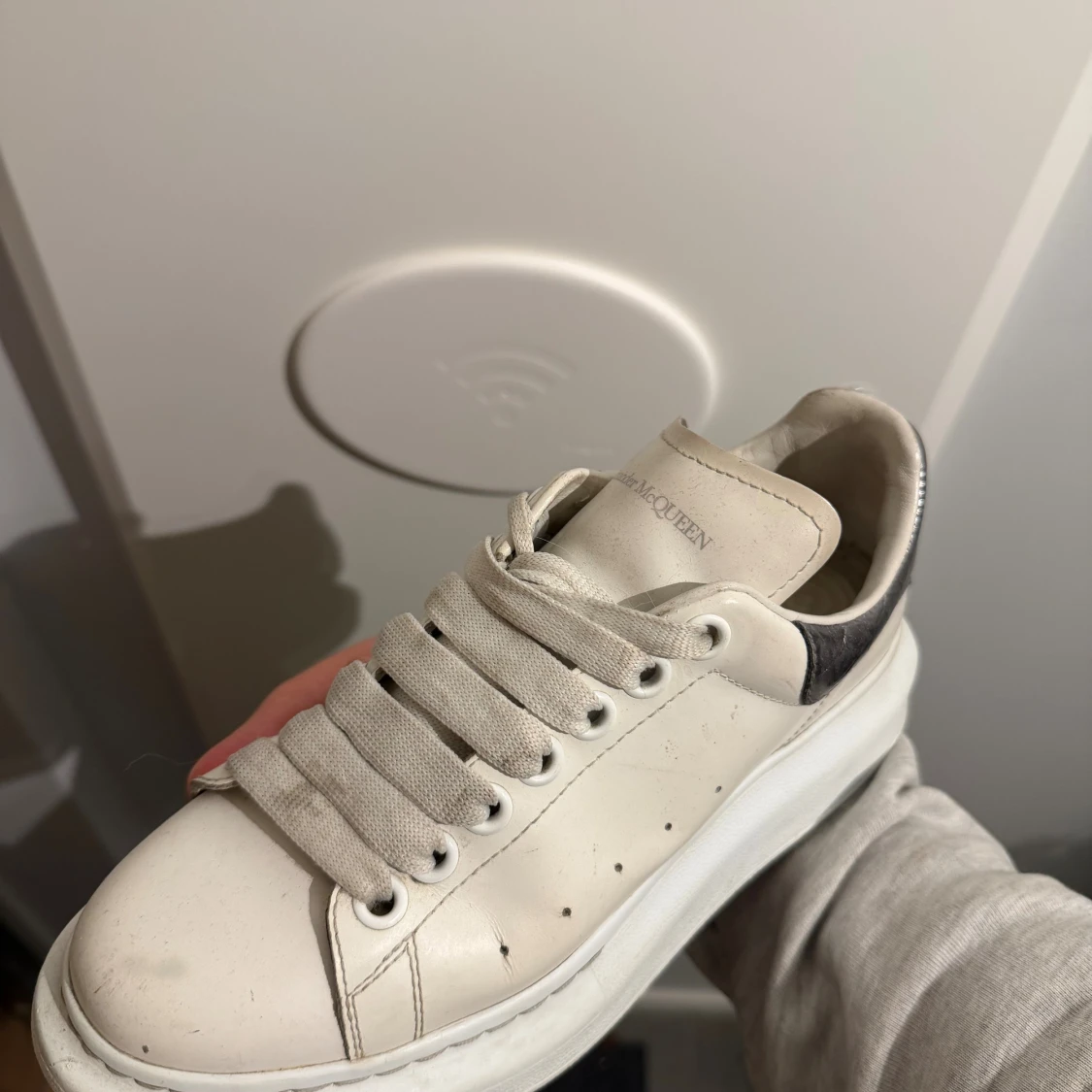 Alexander McQueen vita sneakers strl 37