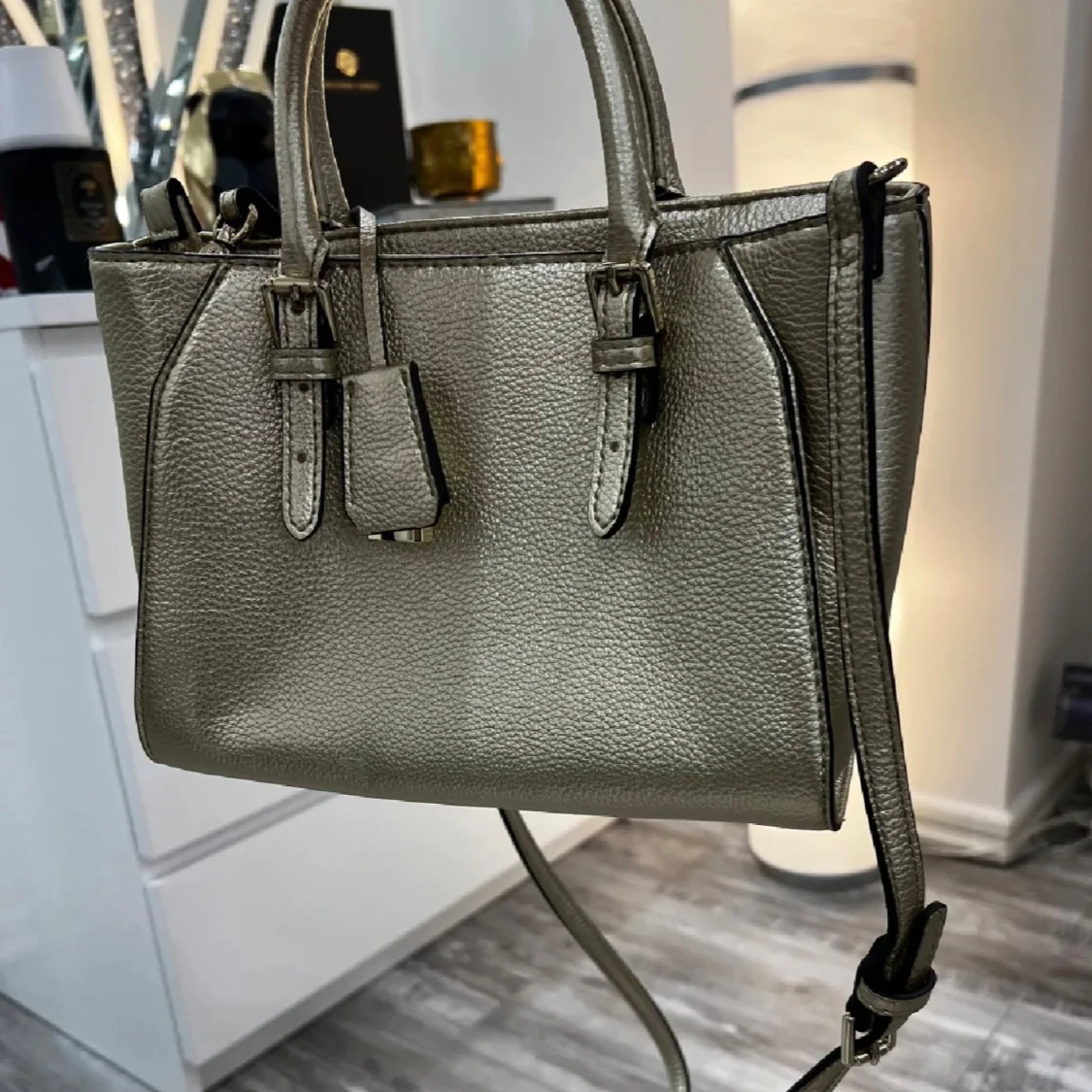 Guess guld handväska med axelrem - 2