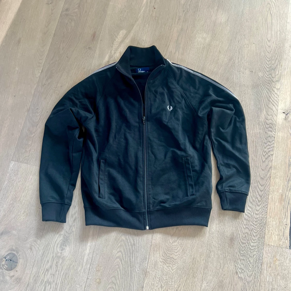 Svart Fred Perry ziptröja med vita ränder - 3