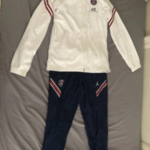 Nike performance - Paris St. Germain - Köpt för 1200kr. Storlek: M Använd 1 gång och är i nytt skick.  Säljer båda för 699kr