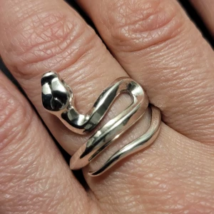 Helt ny silverring 925 - Helt ny silverring 925 orm justerbar kommer passa de flesta fingrar 