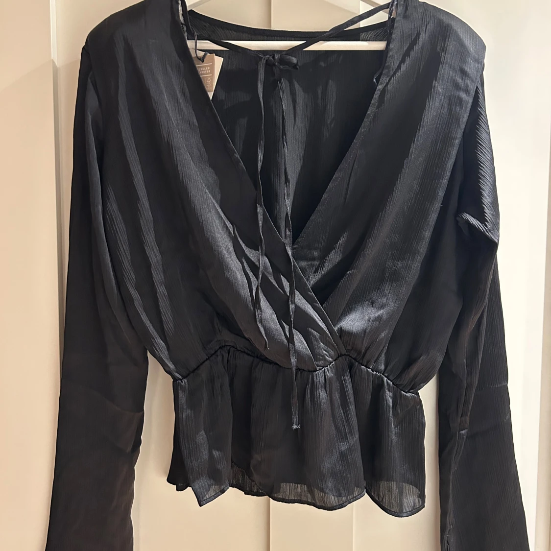 Svart omlottblus med knyt från Bik Bok - 1