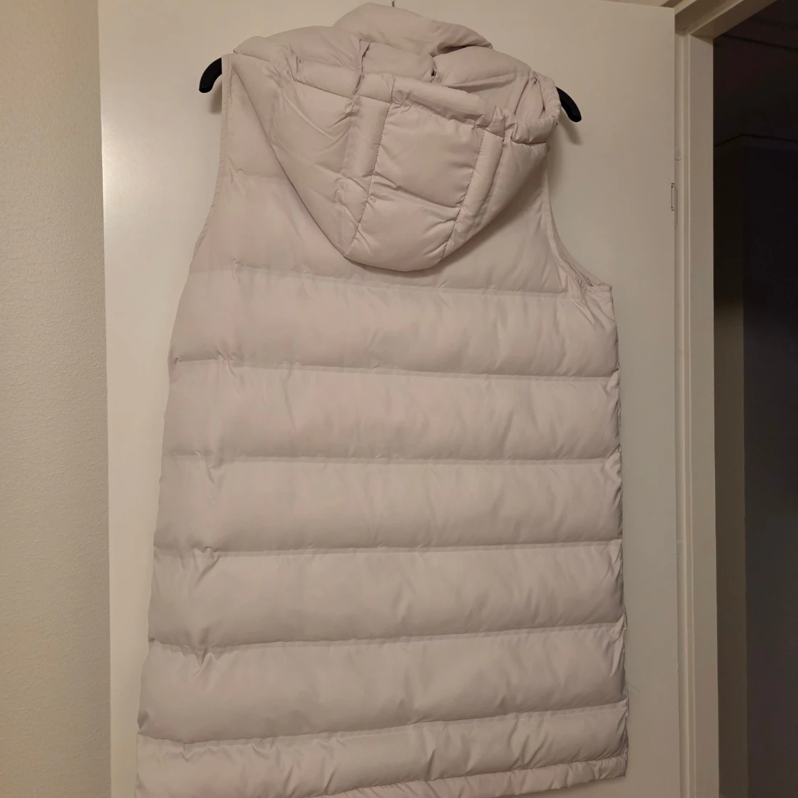 Ljusbeige lång dunväst med huva - 1