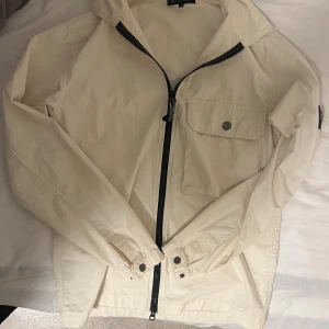 Beige overshirt från Lagency - Beige overshirt. Storlek S. Oanvänd, fint elegant märke. Pris kan diskuteras. 
