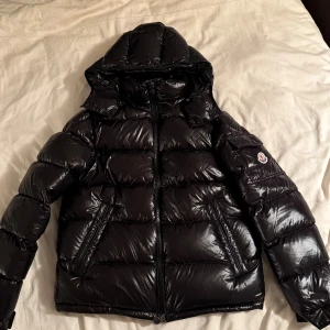 Moncler Maya size 2  - Helt ny Moncler Maya i färgen svart. Size 2 S/M NFC fungerar. Och tar dig till ”code.moncler.com” 100%🪿Dun tags medföljer. 