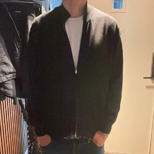 Svart cardigan jacka från Massimo Dutti - Säljer en jättesnygg finstickad zip från Massimo Dutti. Storlek L men passar även mindre som M och stor S.Inga defekter och dragkedjan funkar som vanligt. Skicka gärna prisförslag!