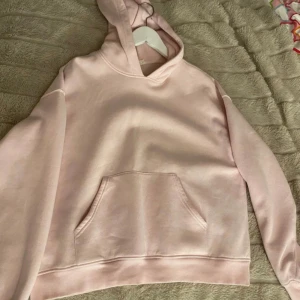 Ljusrosa hoodie från Gina Tricot - Knappt använd så den är i mycket bra skick!